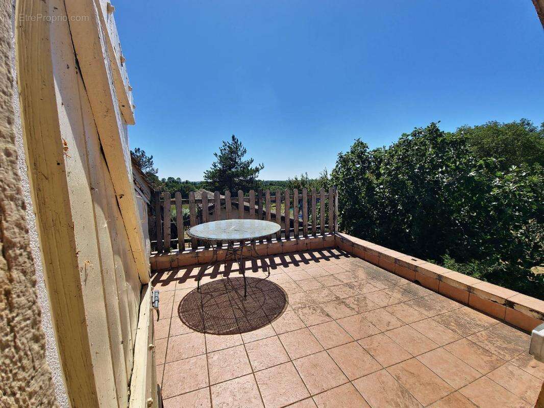 Maison à LACAPELLE-LIVRON