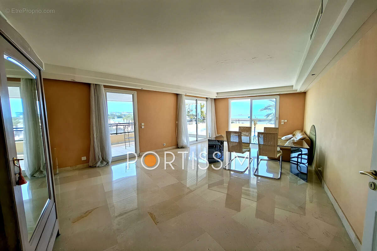 Appartement à SAINT-LAURENT-DU-VAR