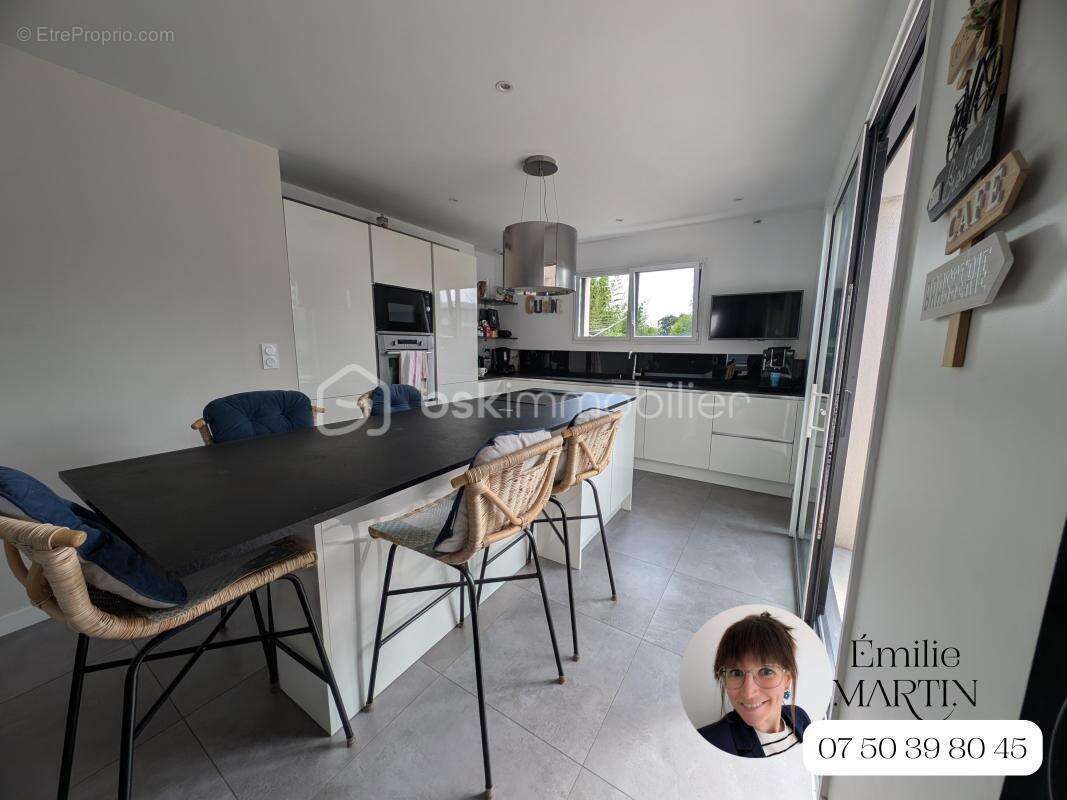 Aux portes de Rennes, à seulement 5 minutes du centre de Cesson-Sévigné, laissez-vous séduire par cette magnifique maison contem - photo 7