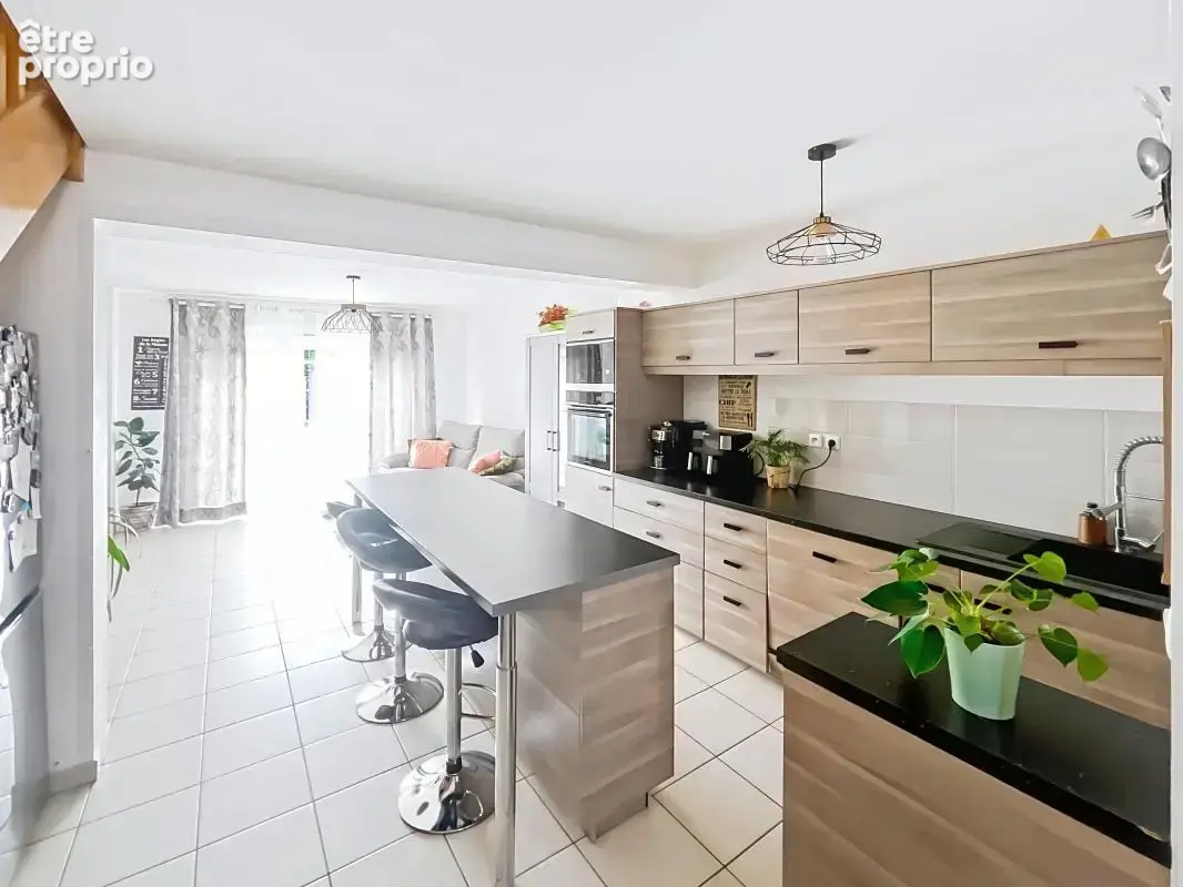  Maison familiale vivable de plain-pied 3 chambres avec suite parentale, jardin, terrasse et garage – Cuisine équipée, séjour lu - photo 2