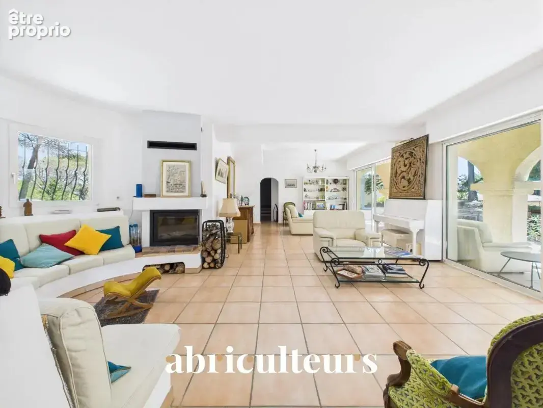 Maison d’architecte de 257 m² avec piscine et jardin arboré de 4 000 m² en vente à Ventabren (13122) - photo 4