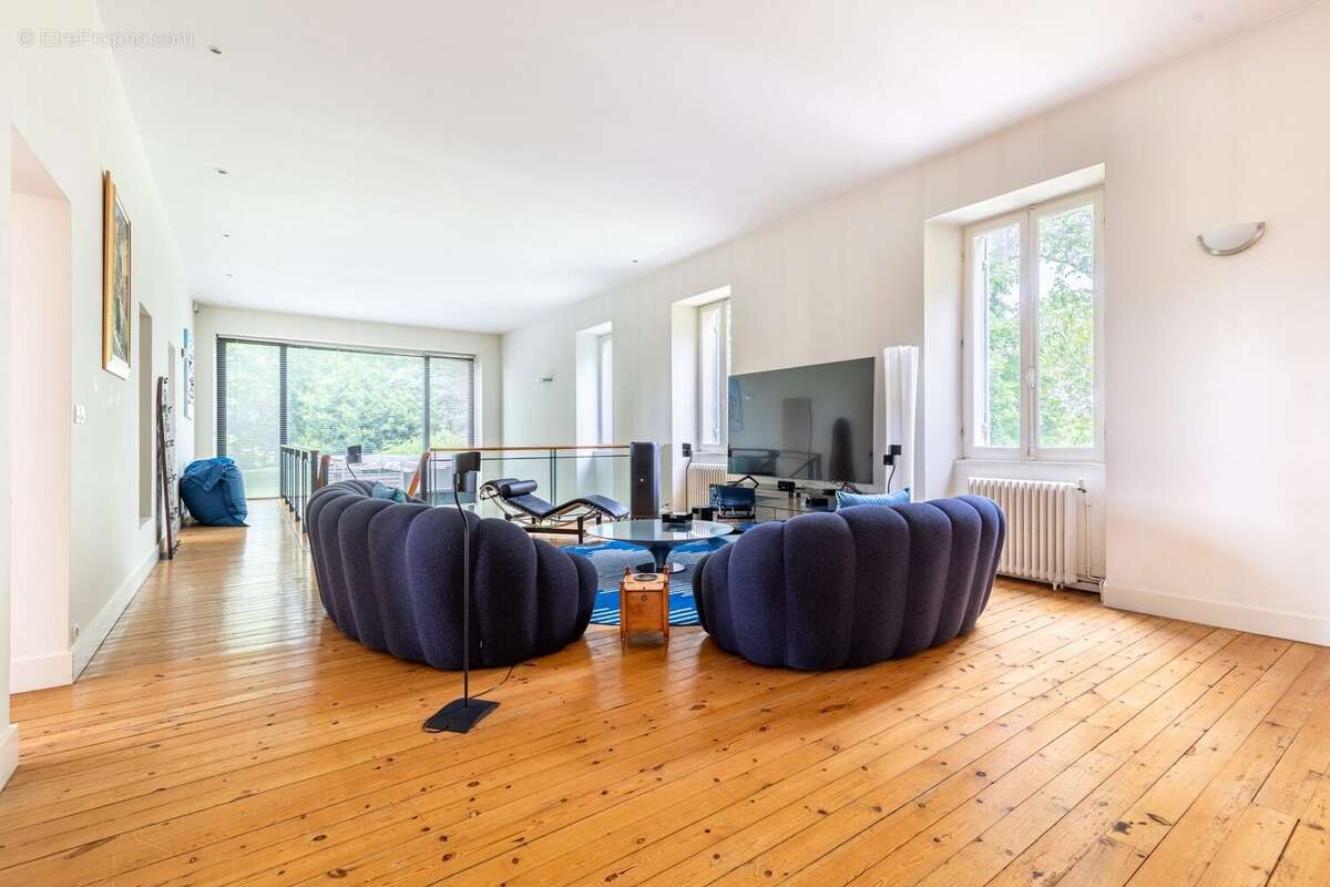 Maison 600 m² à Yvrac  - photo 5