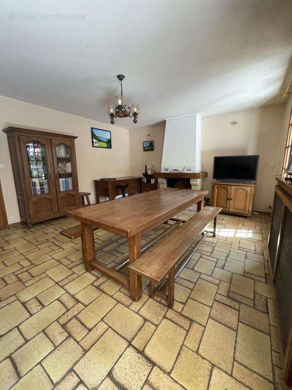 Maison au calme avec grand terrain et beau potentiel - photo 5