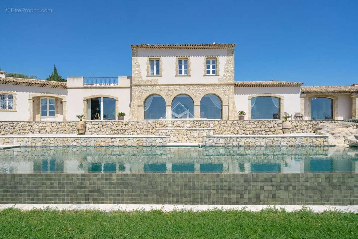 Maison à CHATEAUNEUF-GRASSE