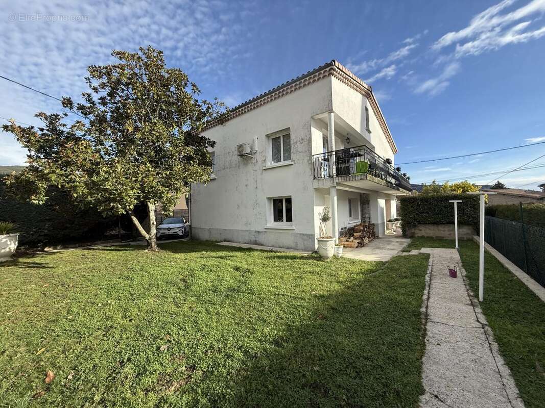 Maison à SAINT-LAURENT-DU-PAPE