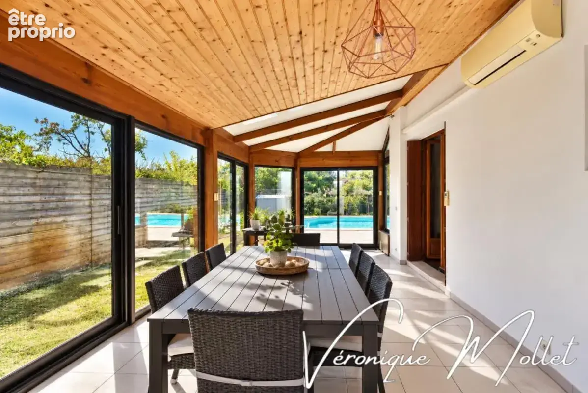 MAISON FAMILIALE AVEC TRÈS GRANDE PISCINE - Secteur Sud, dans un environnement résidentiel calme et privilégié - photo 5