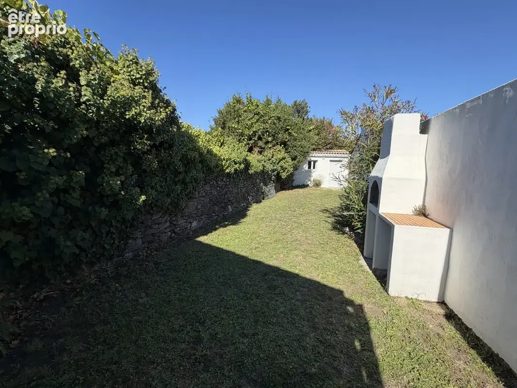 Maison au coeur de Port Joinville avec un joli jardin clos de murs de pierre. - photo 9