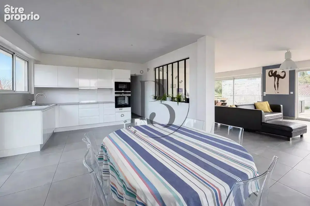 BORDEAUX MERIGNAC - Maison familiale avec jardin, piscine et stationnements - photo 4