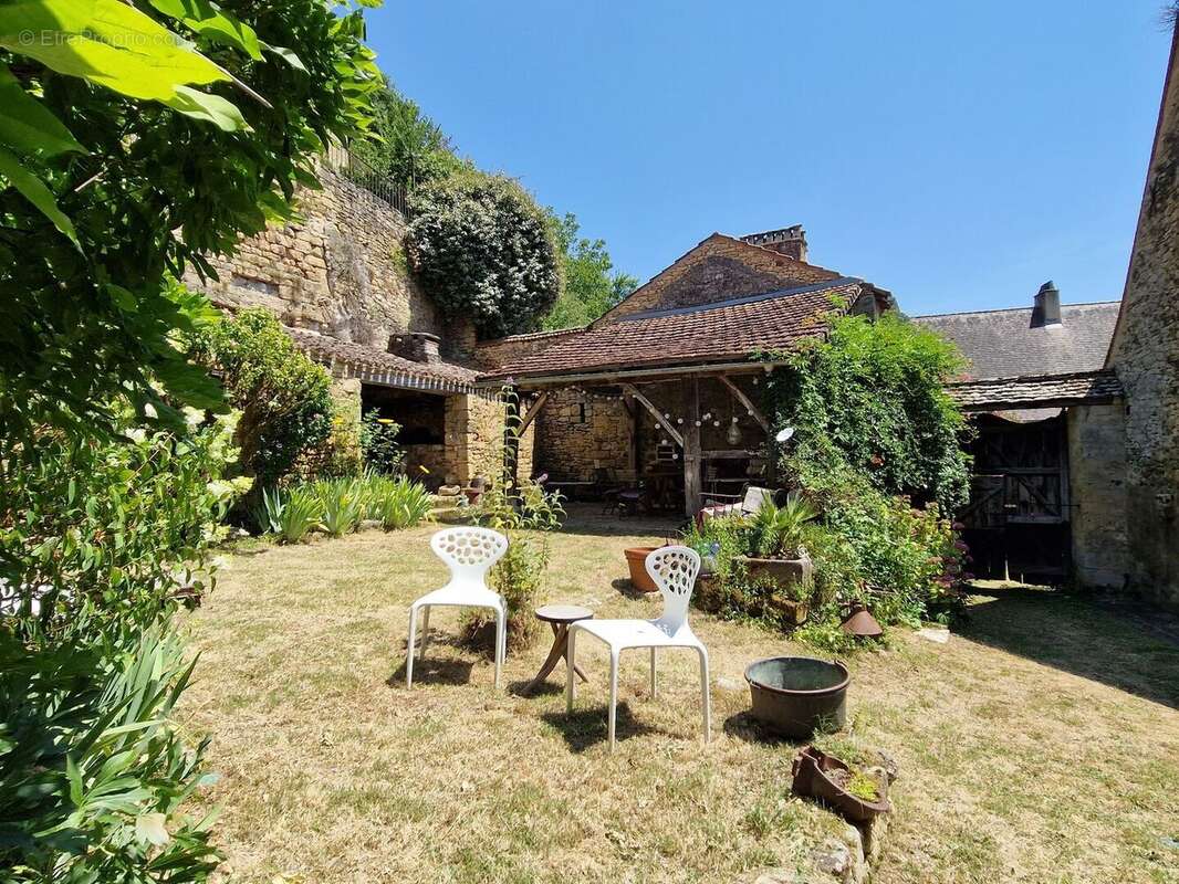 Propriété de charme avec dépendances, piscine et jardin dans un hameau. - photo 6