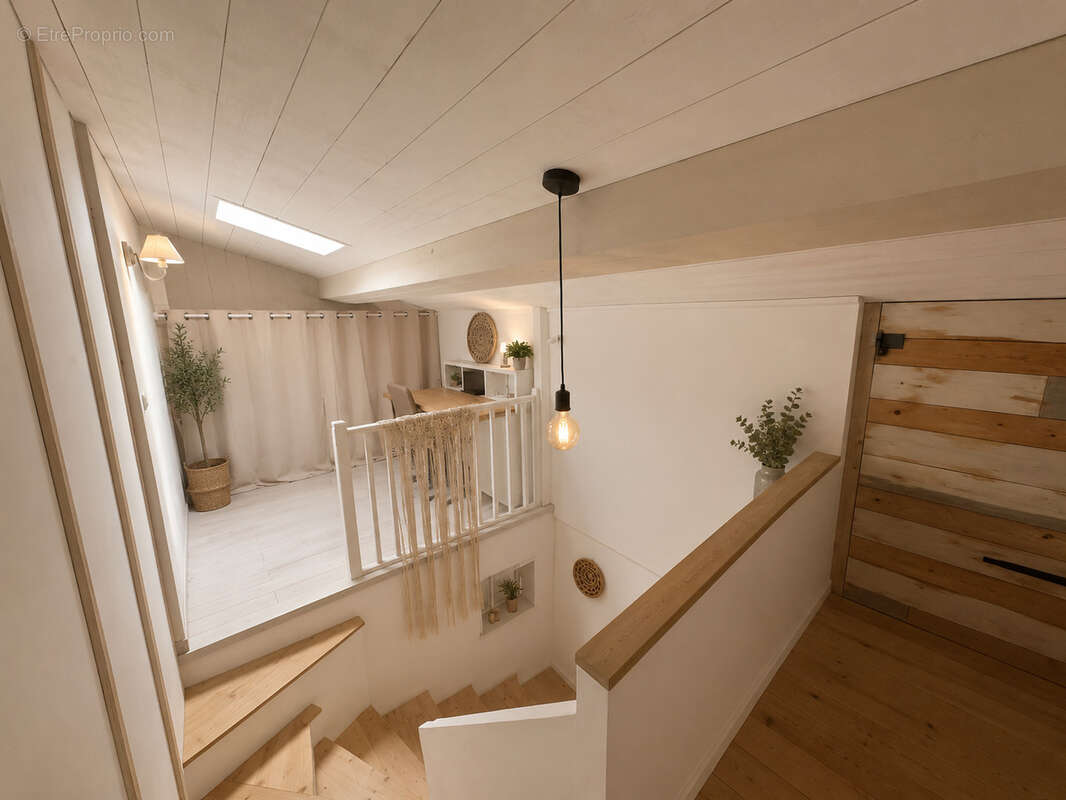 Appartement à SOLLIES-TOUCAS