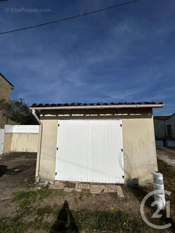 Maison à SAINT-MEDARD-DE-GUIZIERES