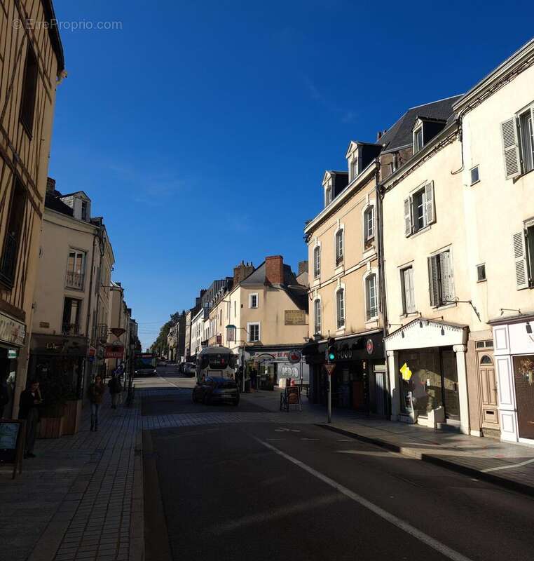 Photo 2 - Commerce à LAVAL