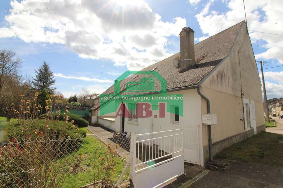 58,  Maison habitable de suite à rafraichir au gout du jour - de plain-pied sur 2345m2 de terrain. - photo 6