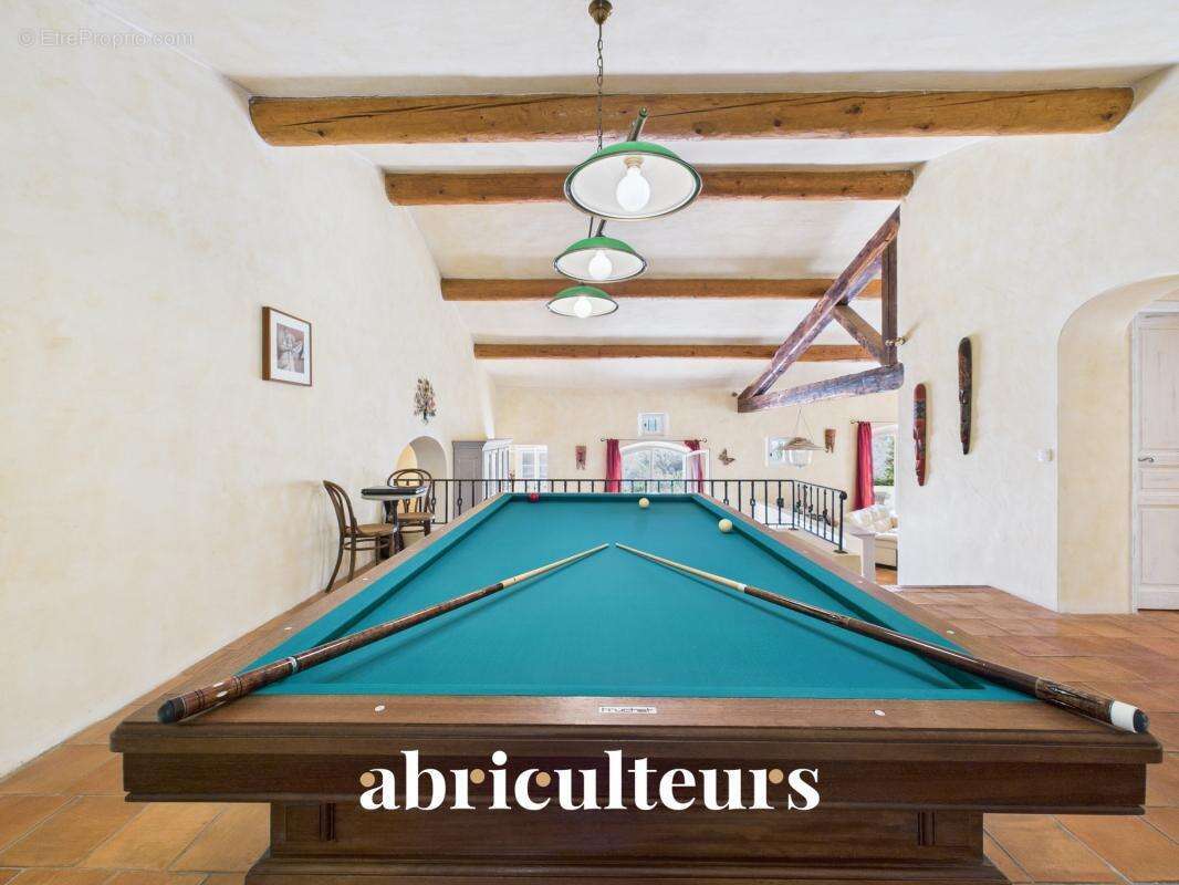 Magnifique villa de 296 m² avec piscine, sauna, spa, terrain de 1,2 ha et vue exceptionnelle à Rognes (13840) - photo 11