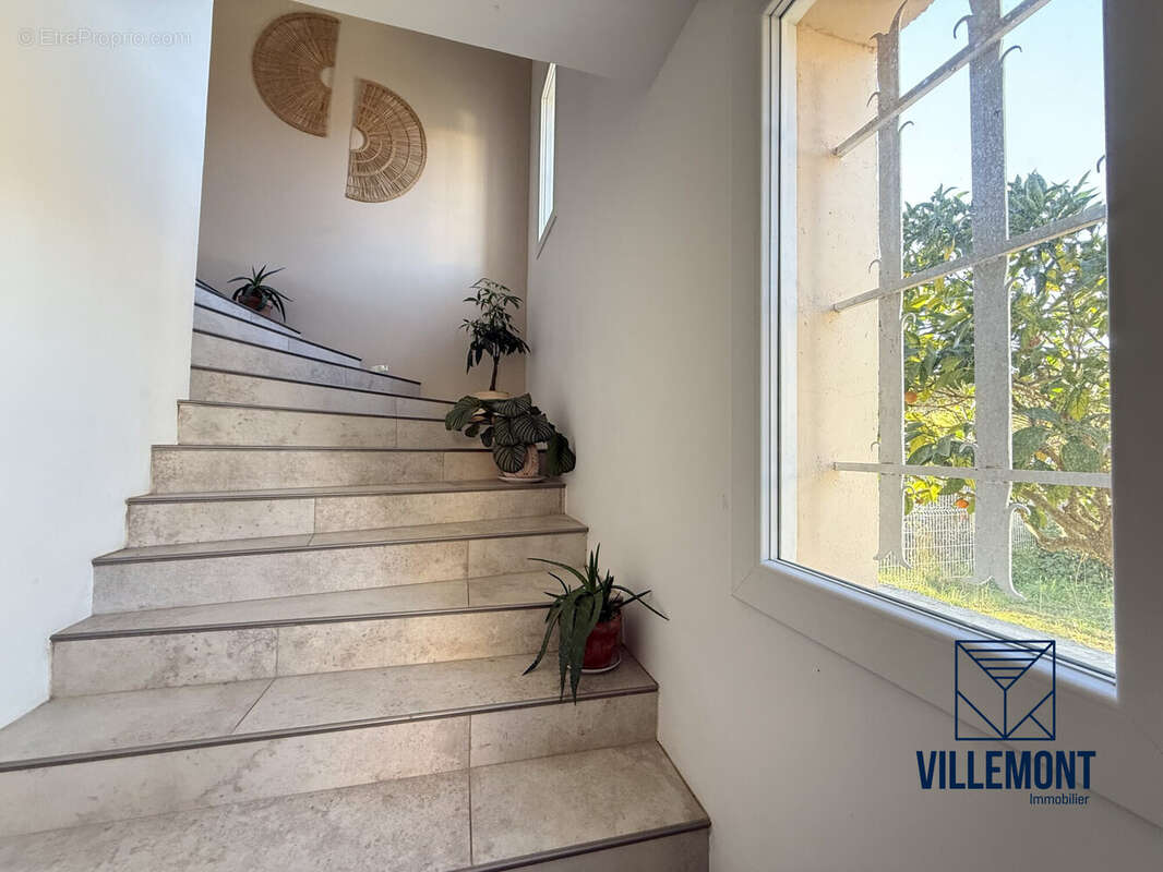 Vaste accès T4 étage - Maison à LUNEL