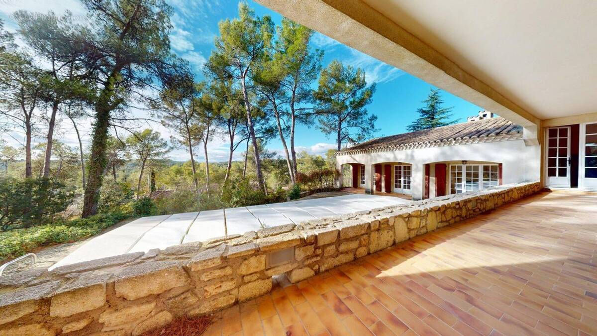 Maison à SAINT-CLEMENT-DE-RIVIERE