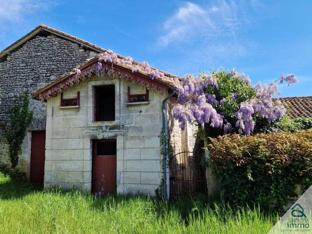 Maison à VILLEBOIS-LAVALETTE
