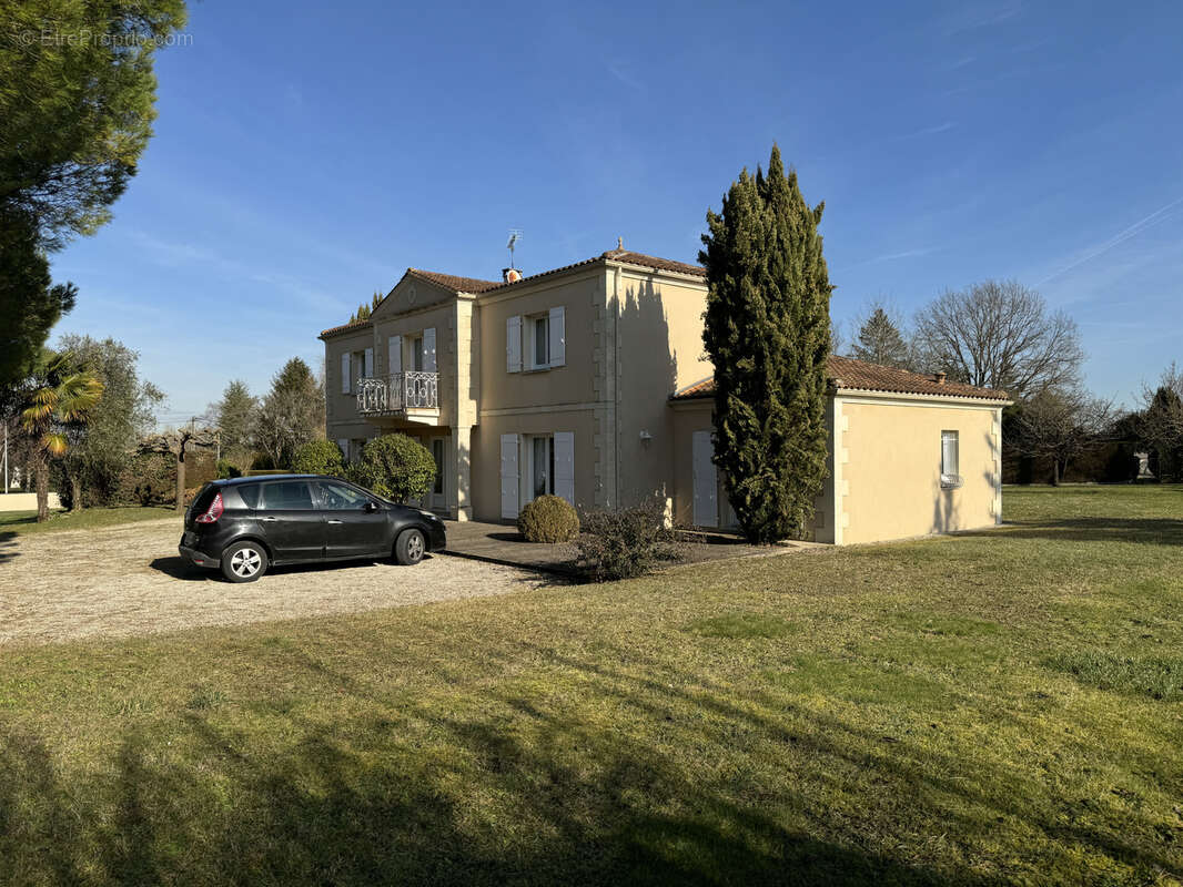 Maison à BARBEZIEUX-SAINT-HILAIRE