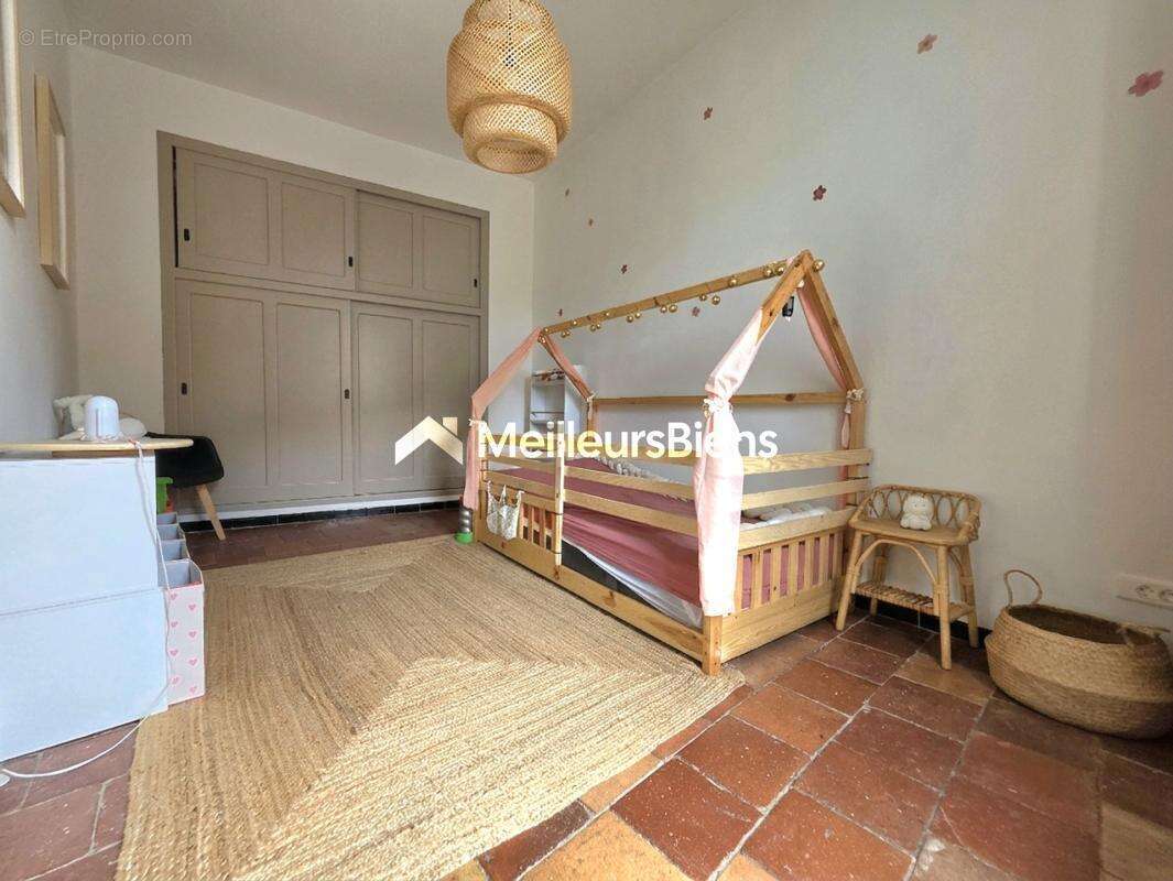 À 2 pas du Vidourle : ancienne école rénovée avec 4 chambres, garage et potentiel locatif - photo 12