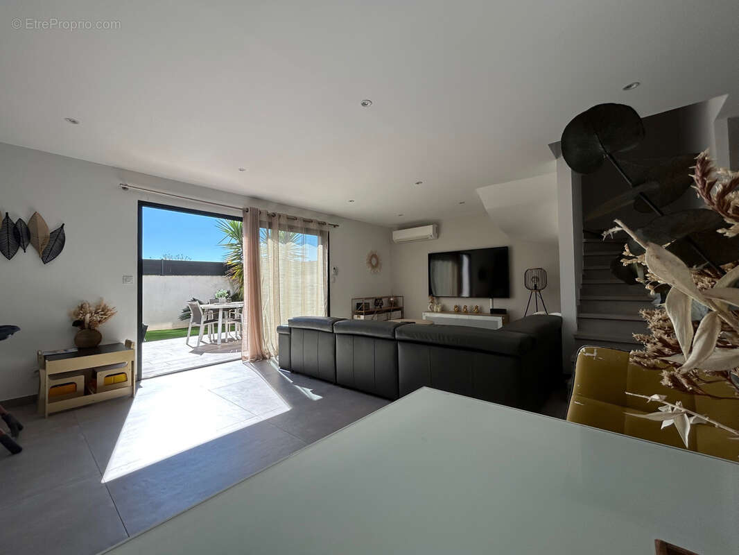 Maison à VIC-LA-GARDIOLE