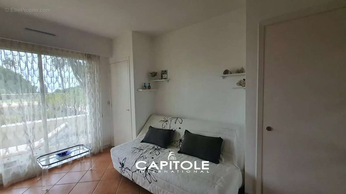 Antibes, à 5 mn à pied du centre, 4P rdj avec vue dégagée mer, résidence avec piscine et tennis, cave et garage. - photo 10