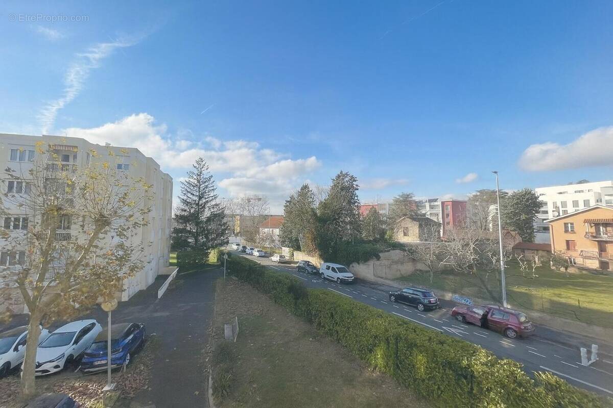   - Appartement à DECINES-CHARPIEU