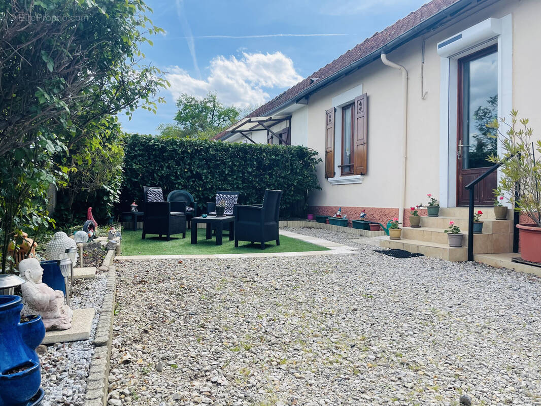 Maison à SAINT-PANTALEON-DE-LARCHE