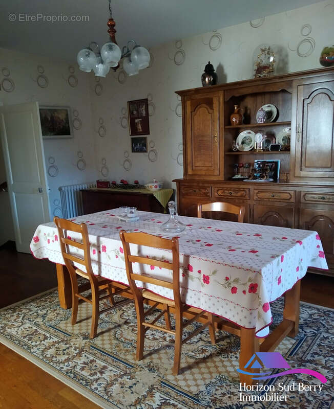 Salle à manger - Maison à MONTGIVRAY
