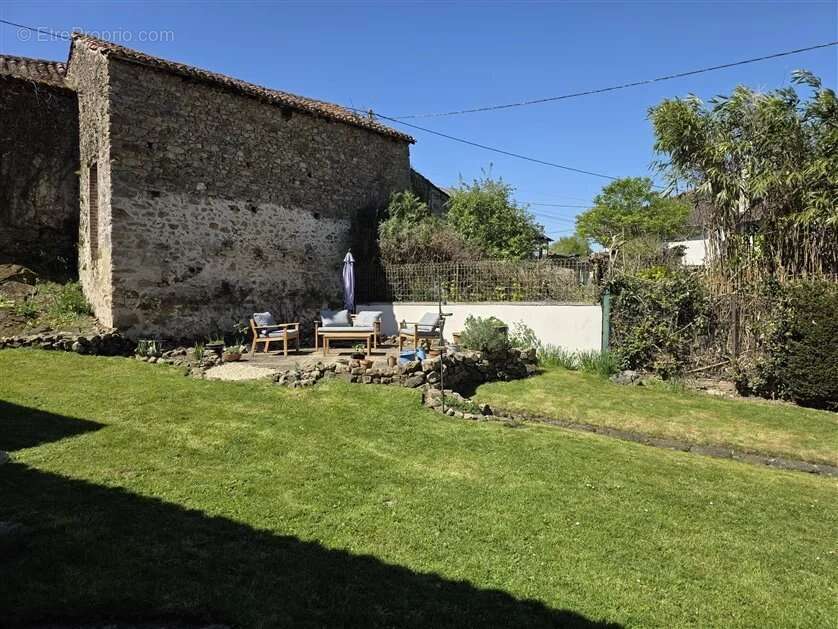 3 maisons rénovées avec 2 granges, 1km de Magnac Laval 87 - photo 39