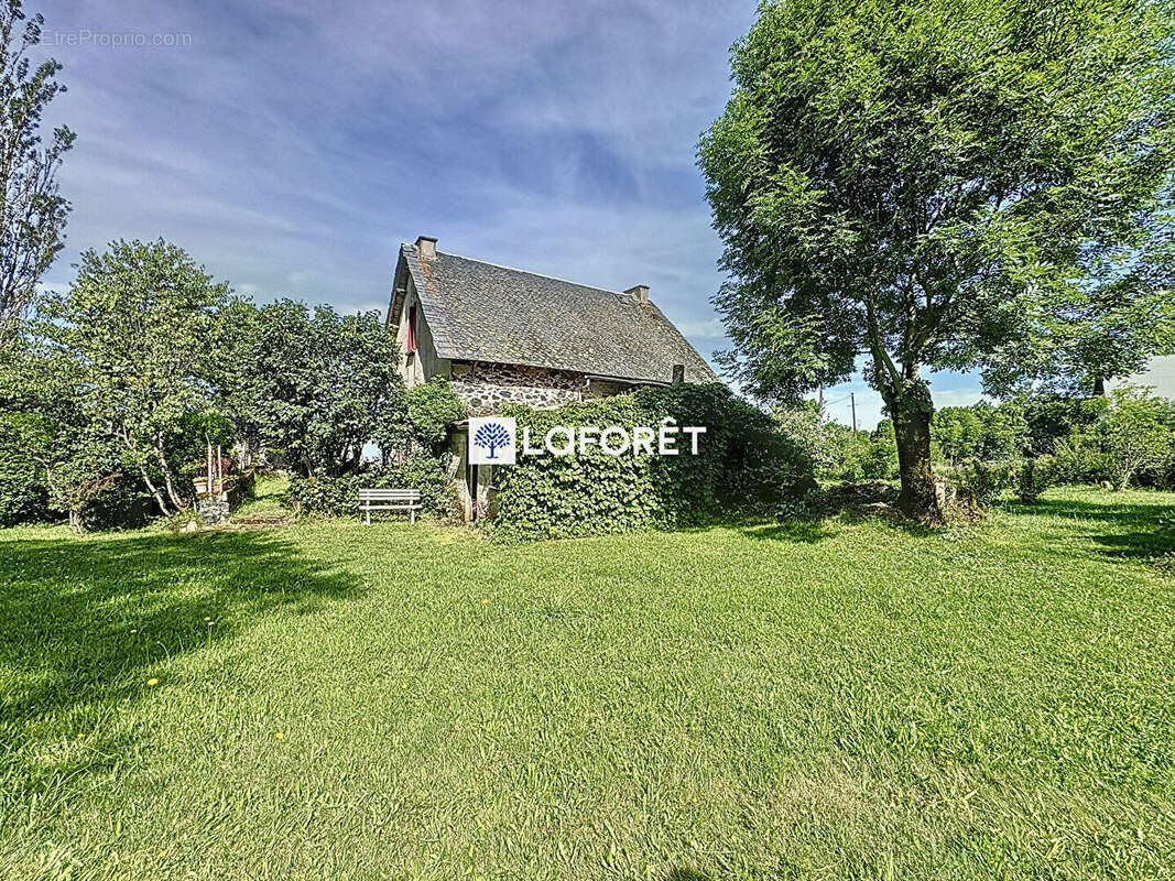 Maison à SAINTE-GENEVIEVE-SUR-ARGENCE