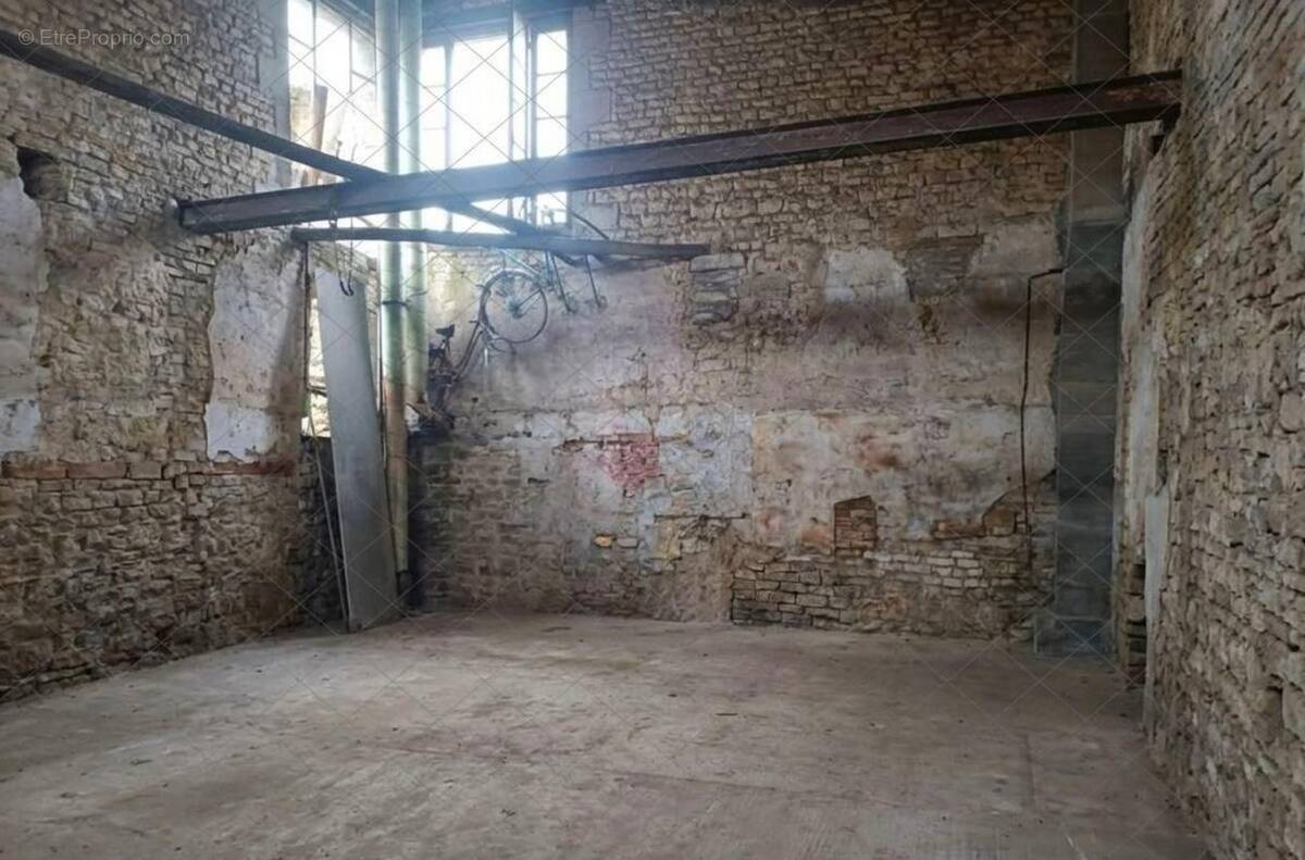 Parking à SAINT-AMANT-DE-BOIXE