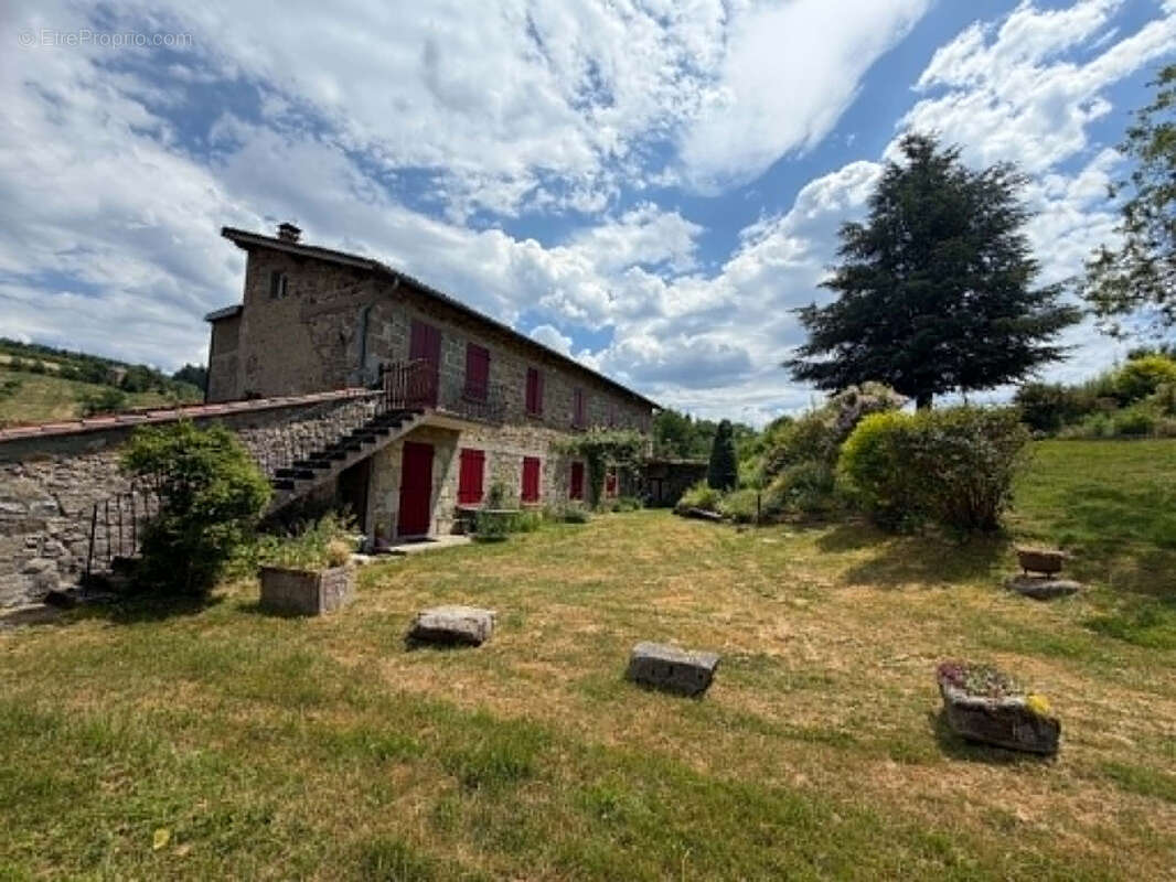 Maison à SAINT-AMANT-ROCHE-SAVINE