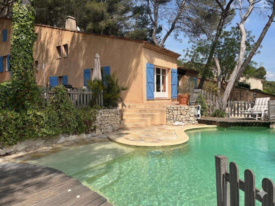 Maison à VENTABREN