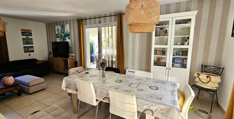 A vendre : Villa contemporaine de plain-pied avec piscine chauffée et vue montagne (Corse) - photo 7