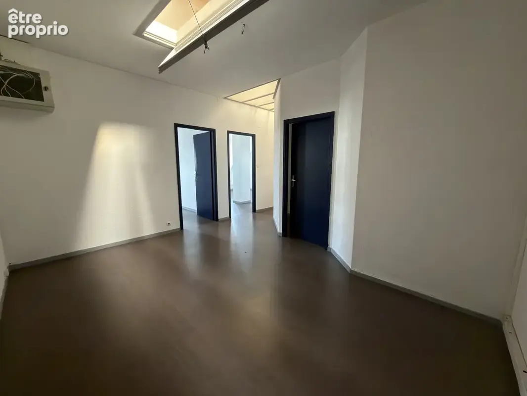 Bureau 62 m2 face à la gare avec parking et potentiel d'agrandissement - photo 2