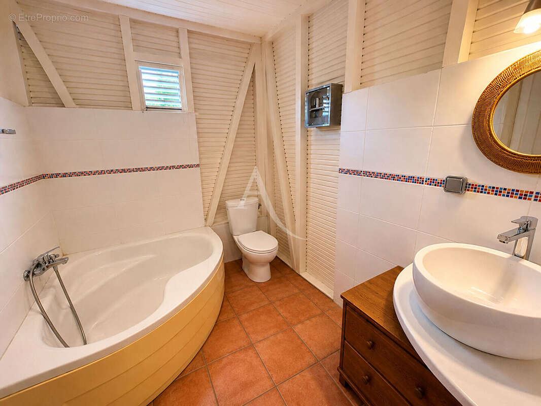 Villa quatre chambres avec piscine et environnement paisible sur les hauteurs de Fort de France - photo 12