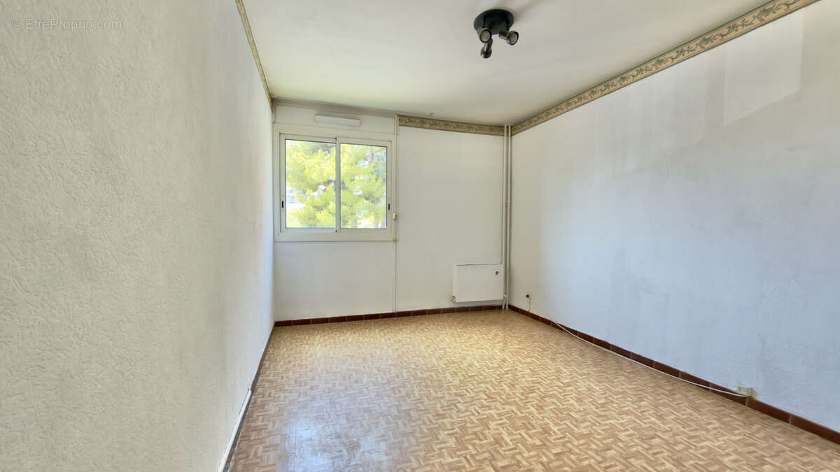 T3 de 81,06 m2 avec stationnement privatif   Beau potentiel ! - photo 7