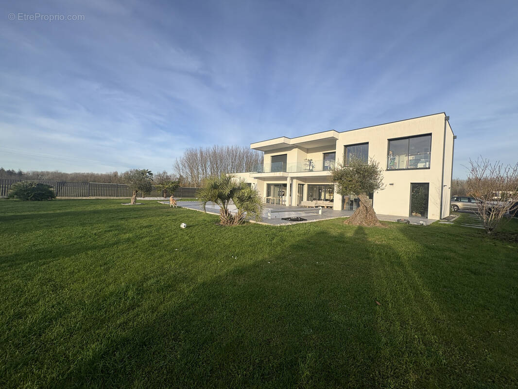 Maison à LA CHAPELLE-SAINT-LUC