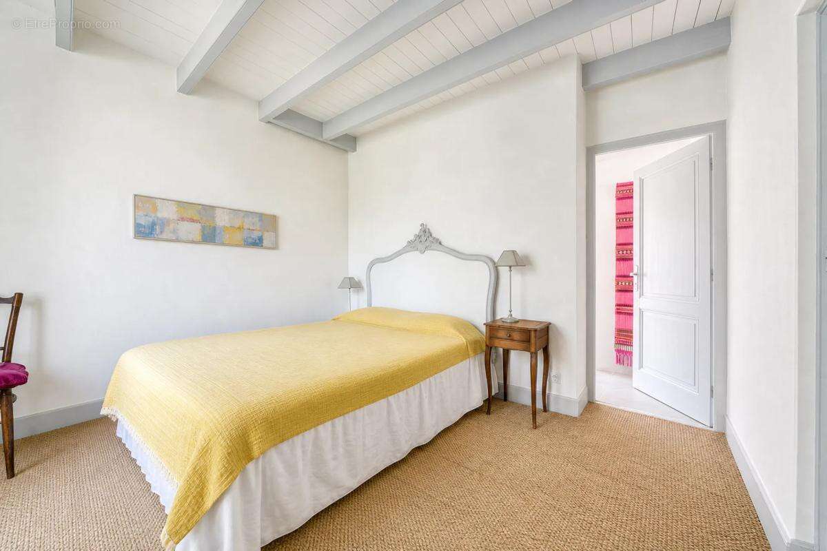 Maison de 8 pièces de 270 m² à Sainte-Gemme - photo 10