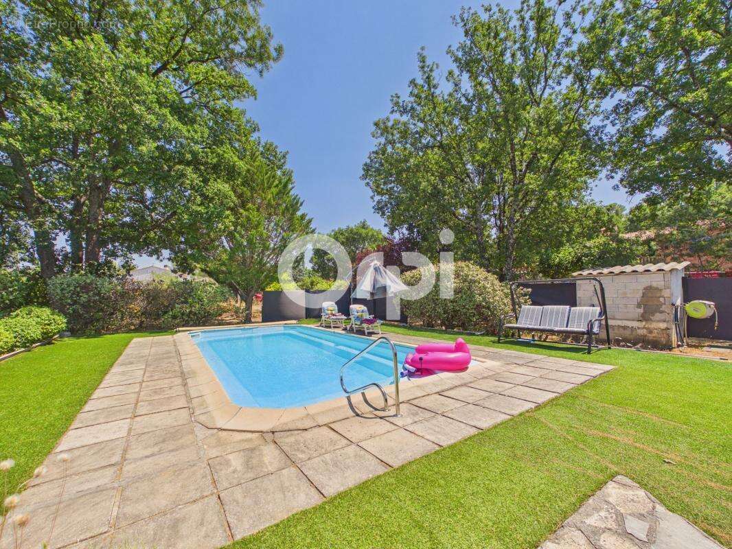 Calme-piscine-plain pied-annexes-tout à l'égout-localisation proche commodités-terrain plat clōturé - photo 4