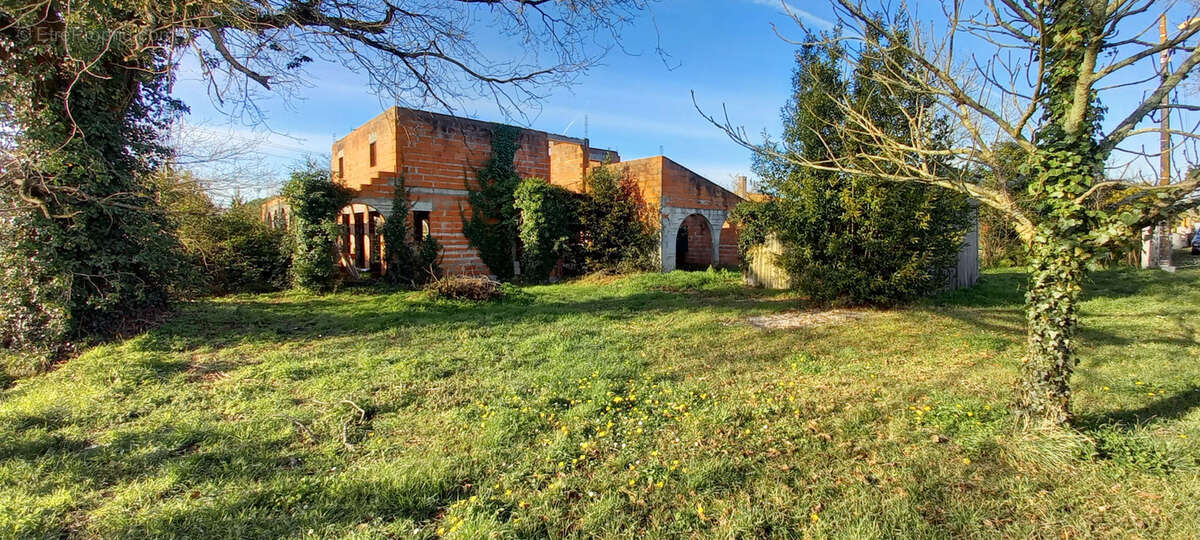 Terrain à AMBARES-ET-LAGRAVE