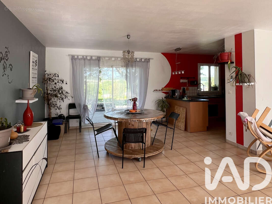 Maison 124 m² à Voulgezac  - photo 6