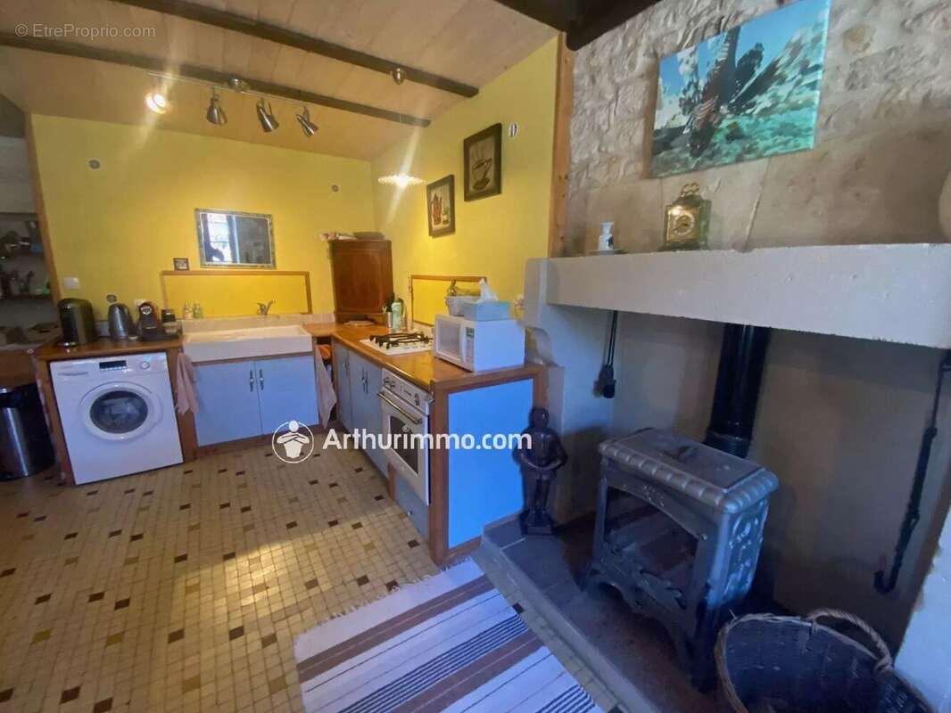 Maison à SAINT-GEORGES-DE-LONGUEPIERRE