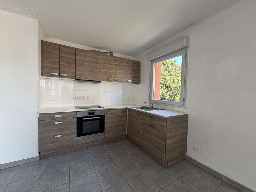 Appartement 69 m² à Les Roches-De-Condrieu  - photo 2
