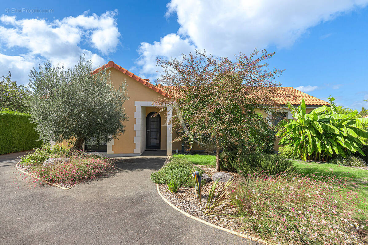 Maison à LA SALLE-DE-VIHIERS