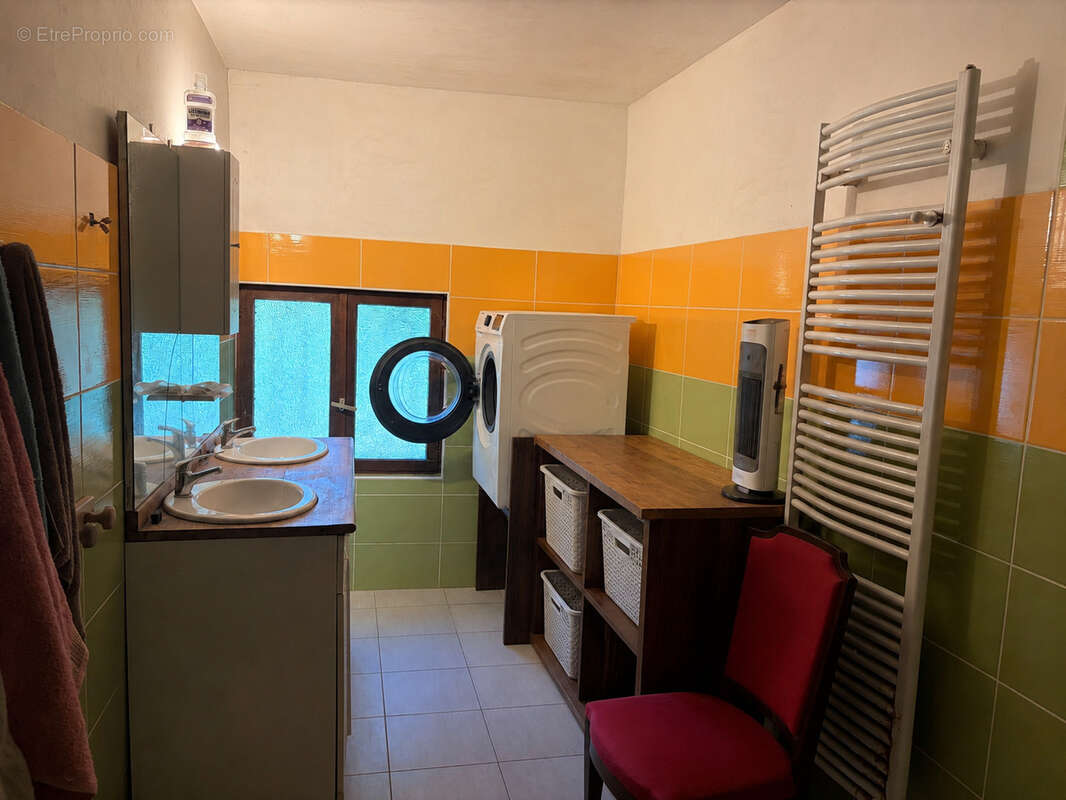 Maison en pierre de 178 m2 avec dépendances et terrain de 4 668 m2 constructible - photo 9