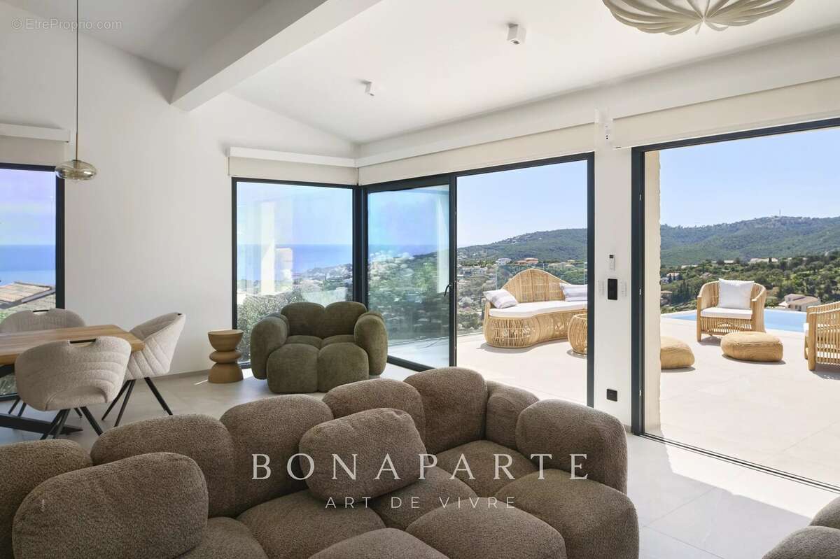 LES ISSAMBRES : Villa contemporaine d’exception – 257 m² habitables – Vue mer panoramique - photo 6
