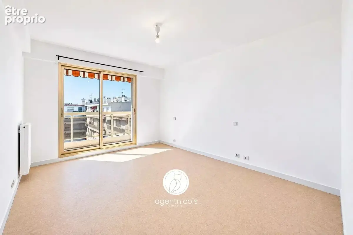 NICE // Fleurs : Appartement / À Rénover / Dernier Etage / Vue Panoramique - photo 8