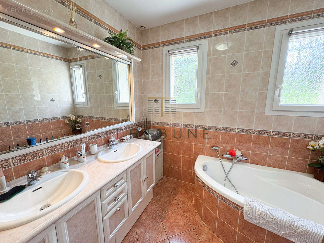 Maison familiale à vendre à Foulayronnes avec piscine, terrain clos et terrasse - photo 11