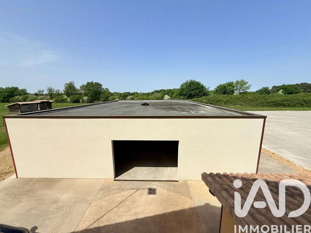 Maison 380 m² à Montpon-Menesterol  - photo 9